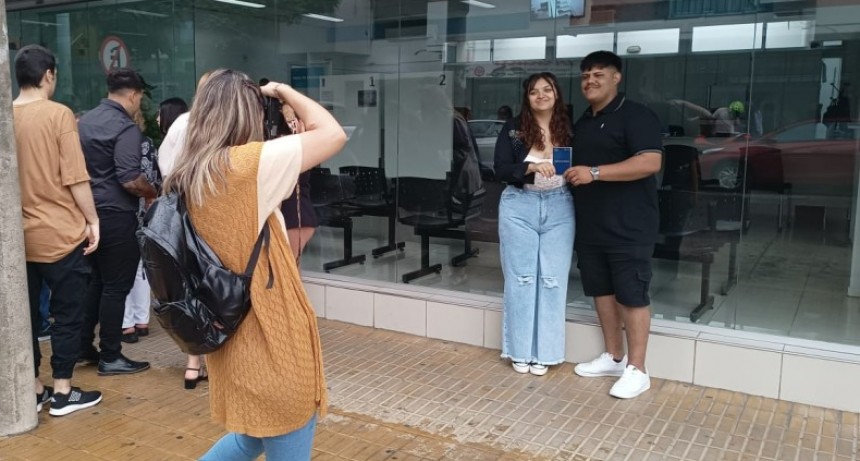 San Valentín: celebrar el amor con regalos, bombones, flores o casándose 