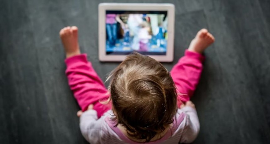 Advierten que ofrecer las pantallas a niños ‘no es positivo’
