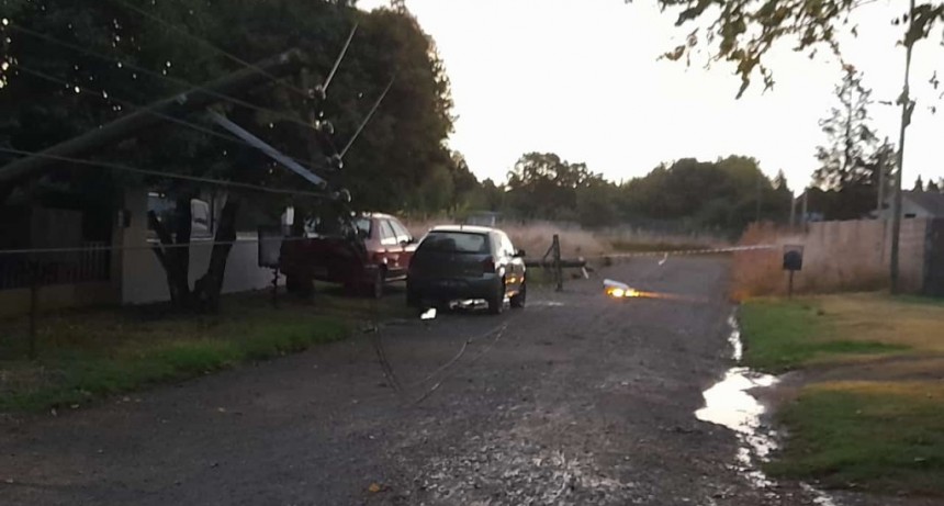 El temporal de la tarde ocasionó más destrozos y evacuados