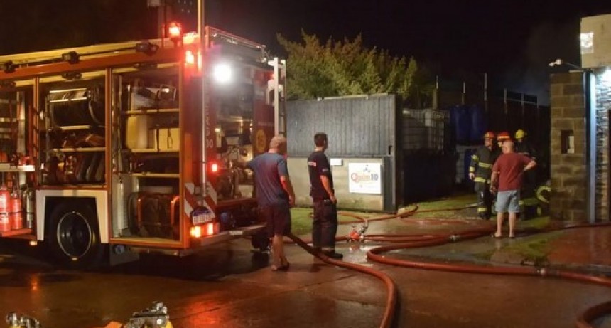 Cinco dotaciones de bomberos trabajaron en el incendio de una fábrica/distribuidora de limpieza