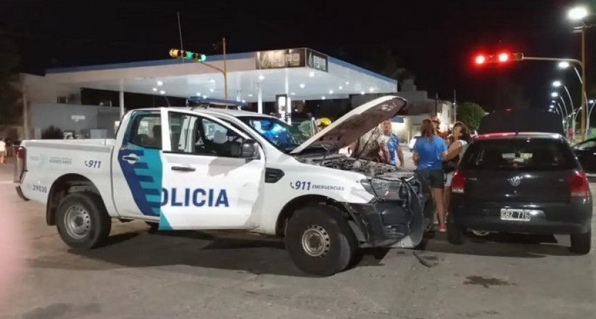 Choque de patrullero y auto, sin lesionados graves