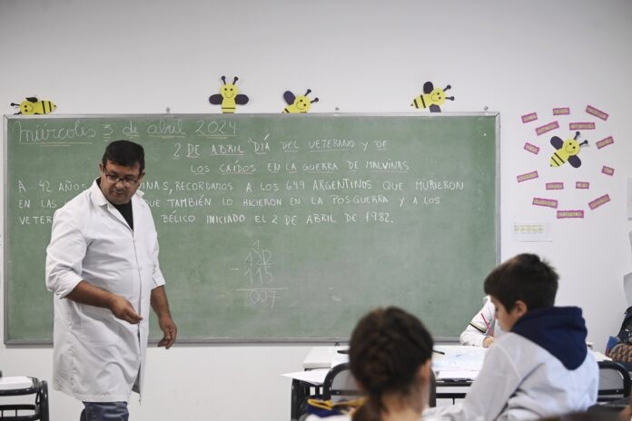 El Gobierno fijó por decreto el salario mínimo de los docentes