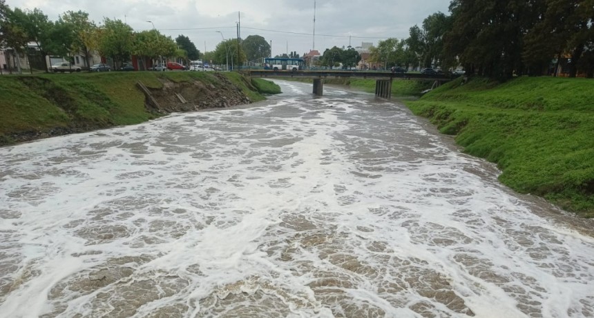 Abrieron las compuertas del Arroyo sobre calle Hornos