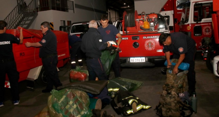 Un grupo de bomberos olavarrienses trabaja en Bahía Blanca