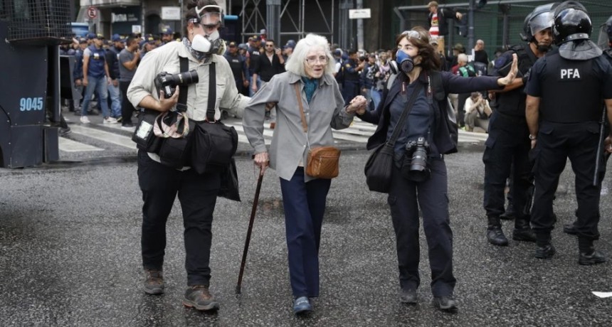 Incidentes y detenidos durante la marcha de jubilados contra el gobierno