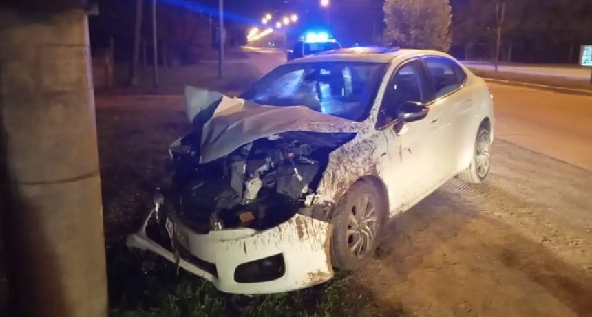 Automóvil chocó contra columna de alta tensión