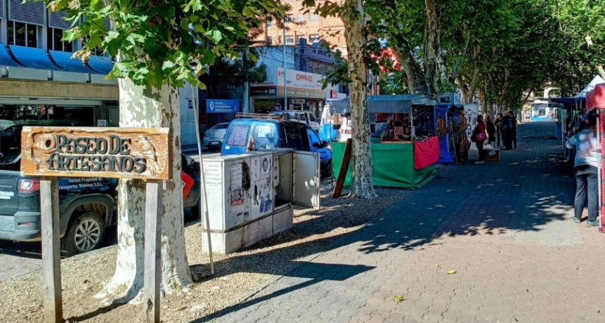 Institucionalizan el espacio de los artesanos en la Plaza Central