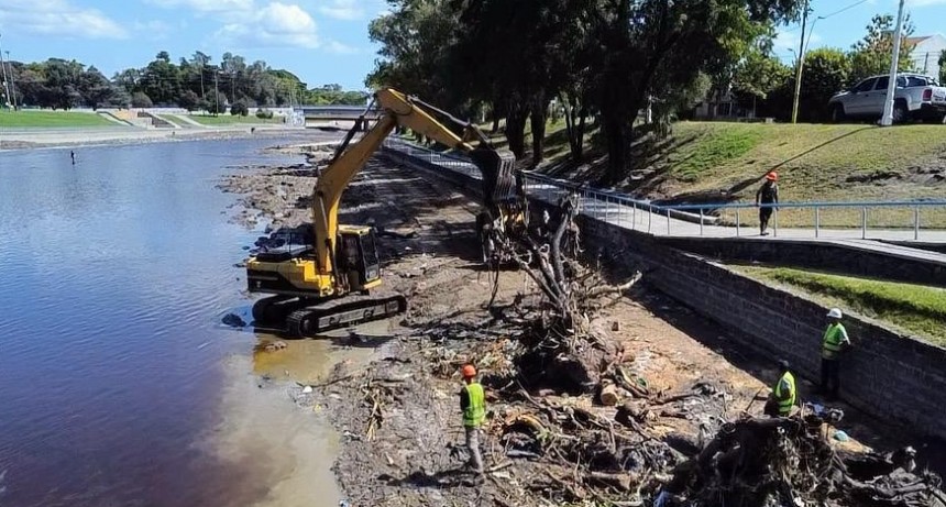 El Municipio continúa con tareas de limpieza en el cauce del arroyo Tapalqué
