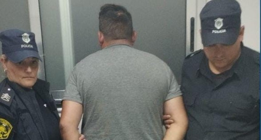 Entró a una casa, cerró con llave y golpeó a quien estaba dentro