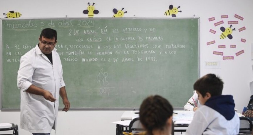 El Gobierno fijó por decreto el salario mínimo de los docentes