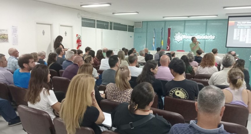 Con gran marco de público se desarrolló la charla “Educación financiera, inversiones y mercado de capitales”