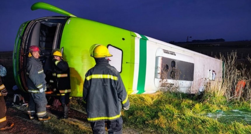 Cuatro personas fallecieron tras el vuelco de un micro en el cruce de las rutas 51 y 76 