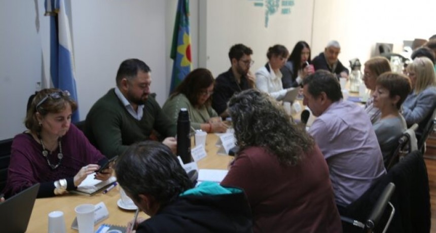 El gobierno se reunió con estatales y docentes pero aún no hay oferta