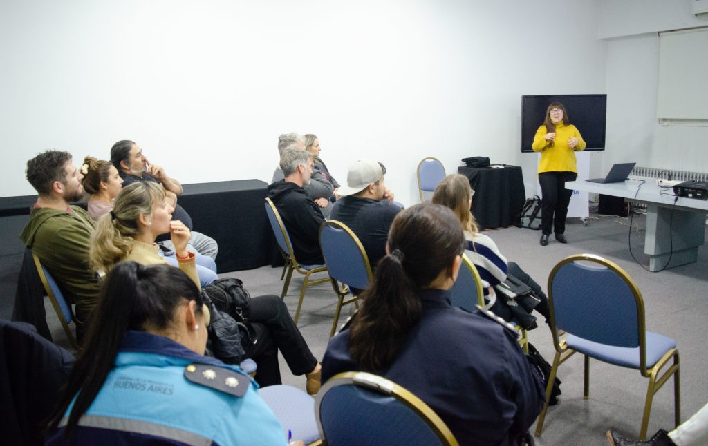 Capacitan en prevención de violencia y discriminación a personal de locales nocturnos 