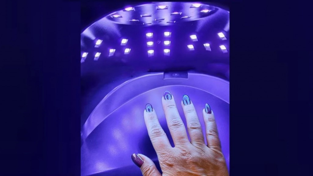 Comprobaron que las lámparas de secado de esmalte de uñas modifican las moléculas de la piel