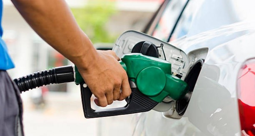 Luego de YPF, otras dos petroleras bajaron el precio de sus combustibles