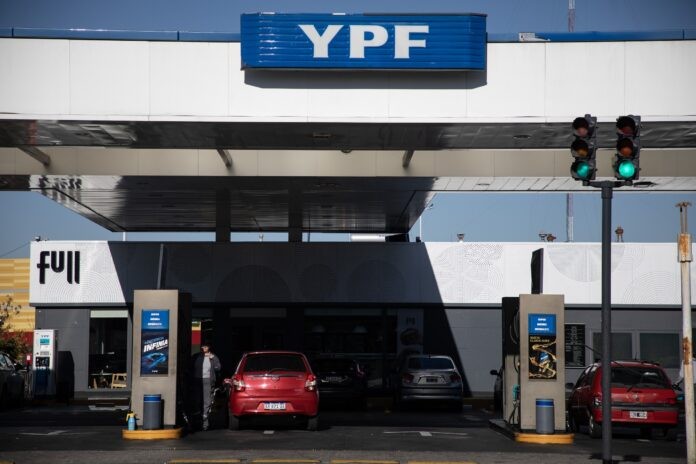 YPF: Cargar nafta luego de la medianoche será más barato