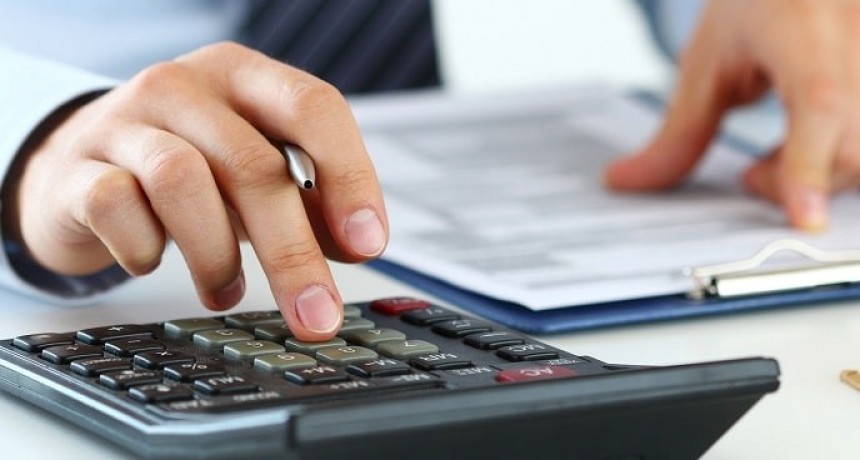 Impuestos: una familia tipo destina el 50% de sus ingresos a pagarlos