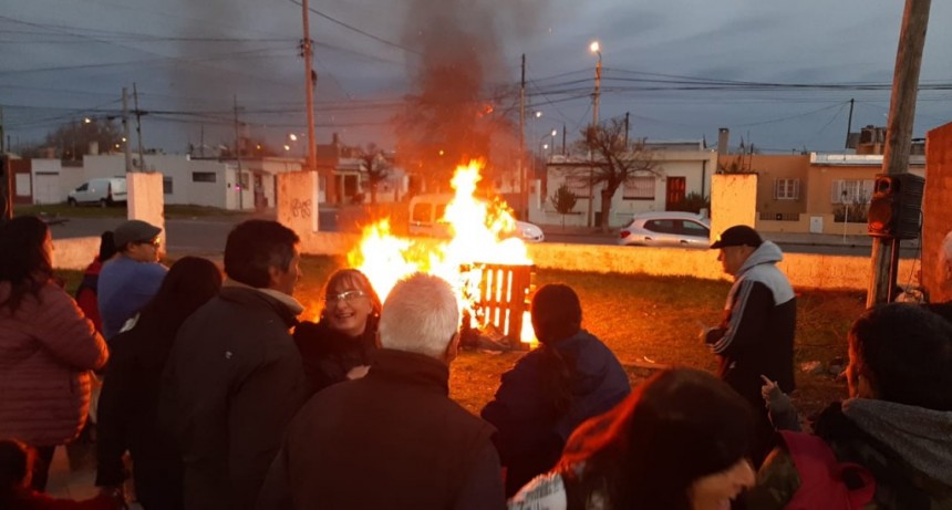 Fogata, música y comunidad en Hipólito Yrigoyen
