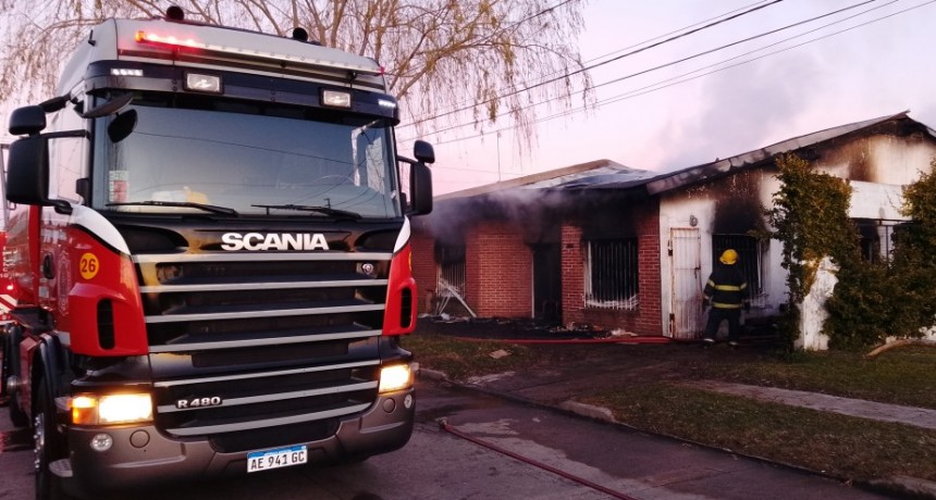 Explosión e incendio en fábrica de sillones en el barrio Martín Fierro