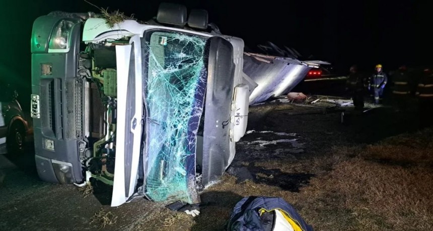 Volcó camión de hacienda en cercanías de Bolívar sobre 226
