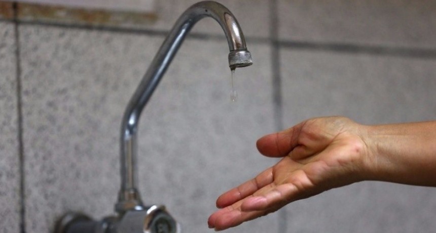 Tres barrios sin suministro de agua por la reparación de una cañería