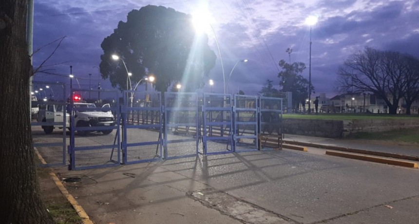 El vallado a la Comisaría Primera complica a comerciantes