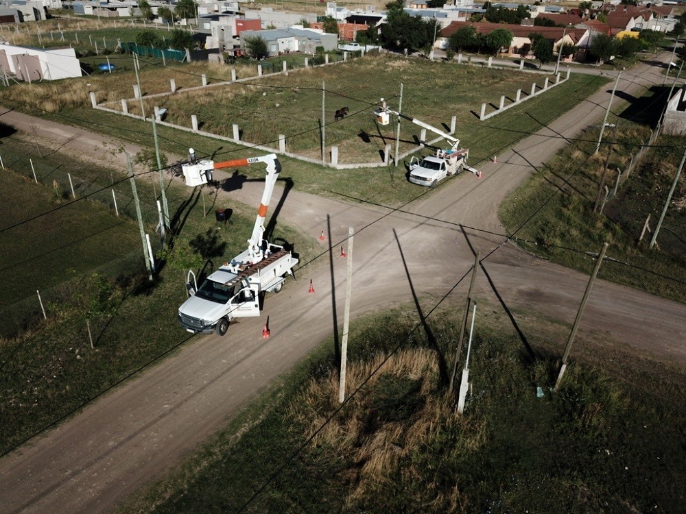 El viento cortó cables y dejó varias horas sin energía a distintas zonas