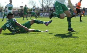 Ferro goleo y se acerca a la punta