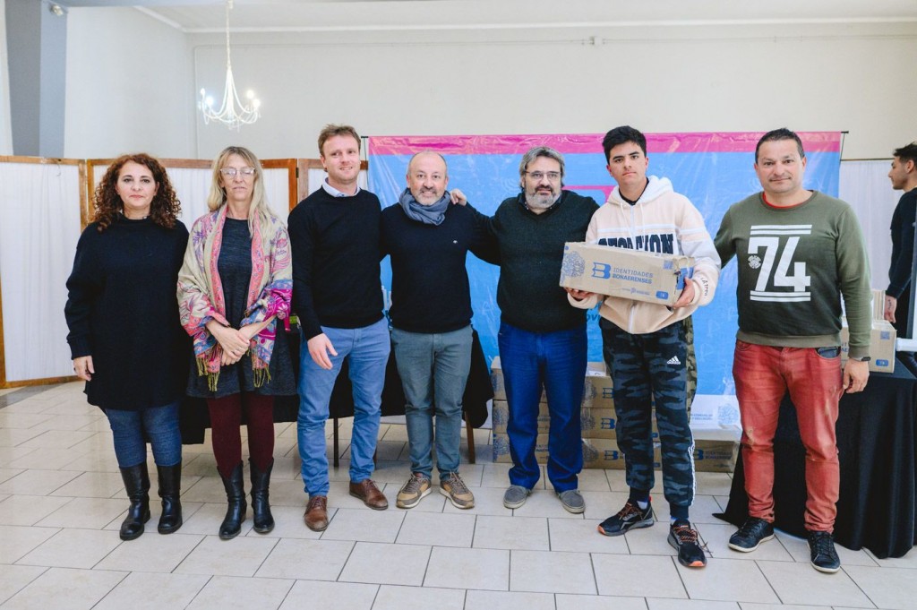 Wesner y autoridades provinciales entregaron miles de libros a escuelas de Olavarría