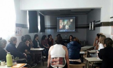 Charla de hormonización con internas del pabellón trans de la Unidad 2
