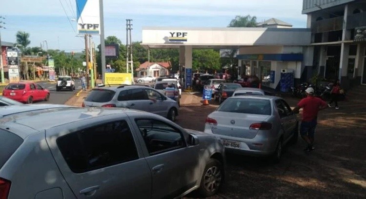 Mas de cinco horas de espera para cargar combustible en Misiones y otras Provincias, la odisea que viven los argentinos 