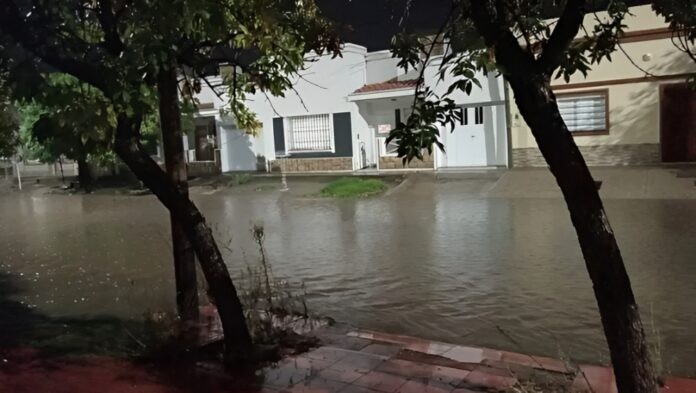 Bahía Blanca: por las lluvias hubo 18 evacuados y cortes preventivos en los puentes del Ejército