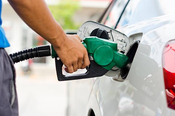 Luego de YPF, otras dos petroleras bajaron el precio de sus combustibles