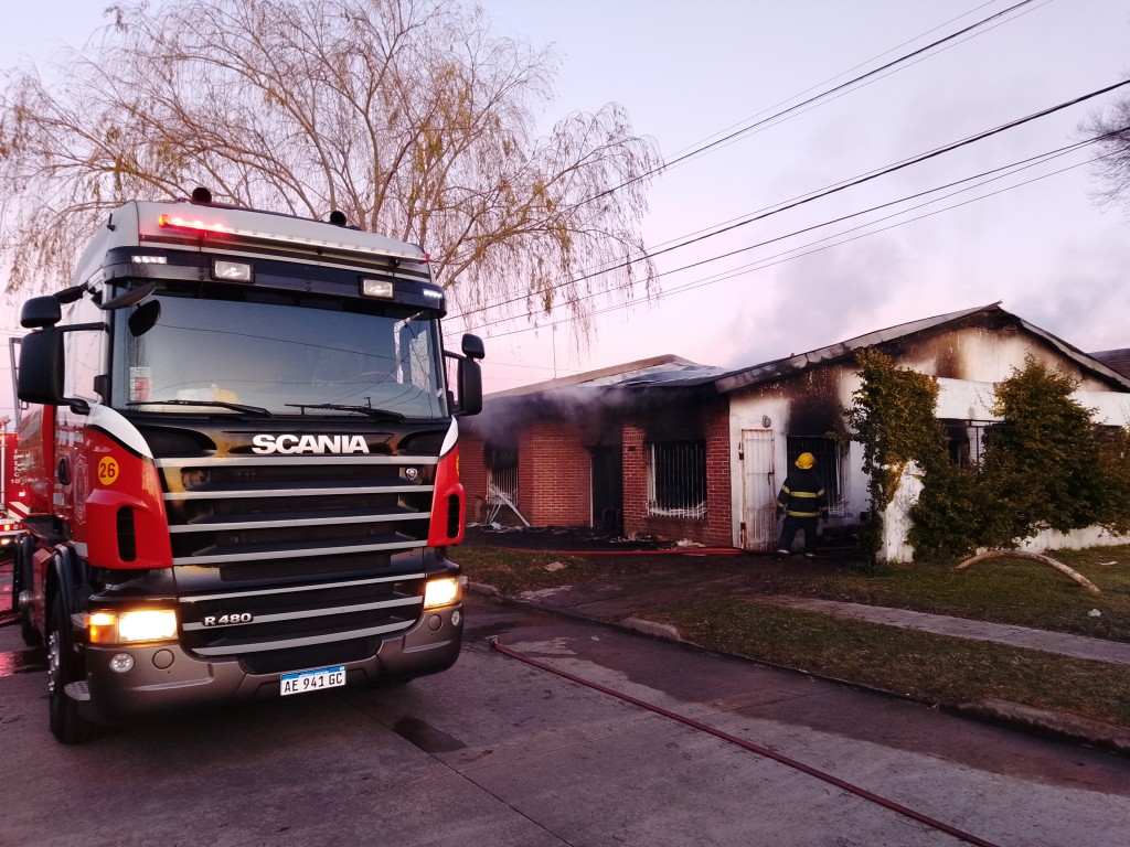 Explosión e incendio en fábrica de sillones en el barrio Martín Fierro