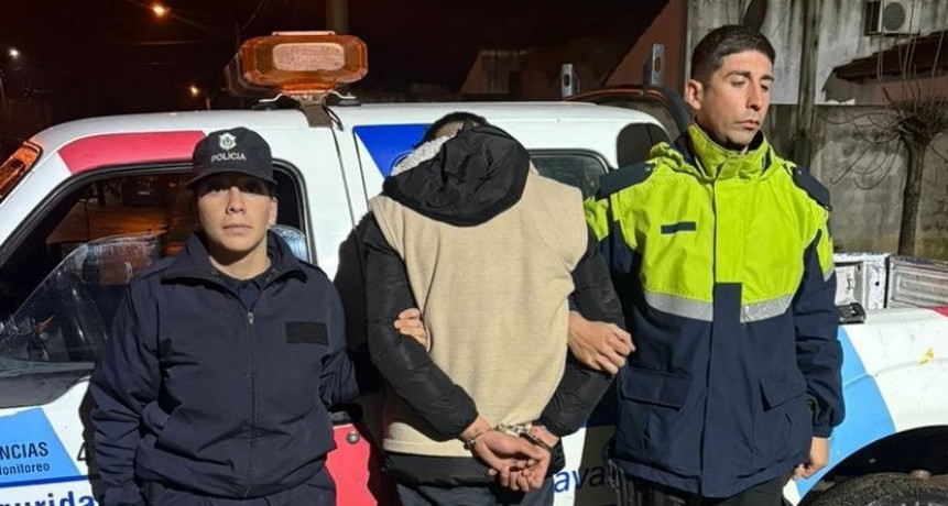 Caminaba con un televisor y lo escondió debajo de un colectivo cuando vio a la policía