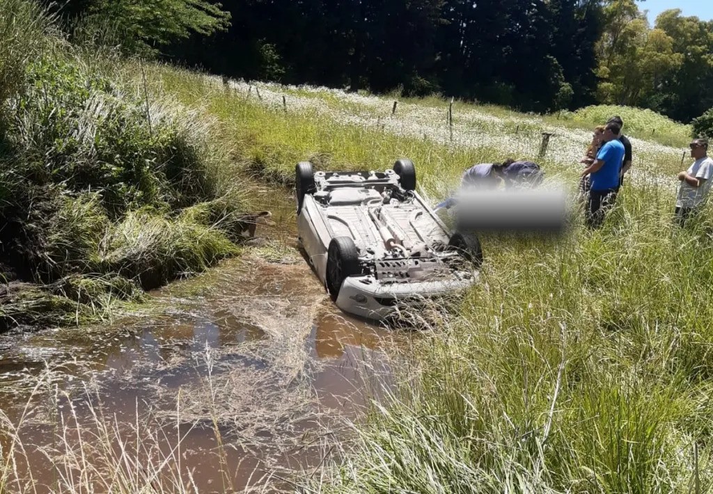 Volcó automóvil y quedaron dos personas afectadas